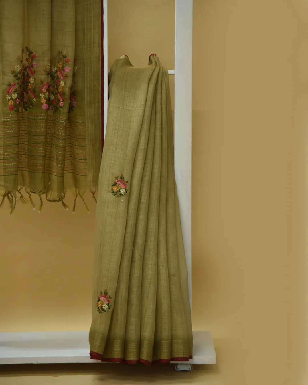 Green Linen Silk Blend Embroidered Saree With Linen Silk Embroidered Blouse