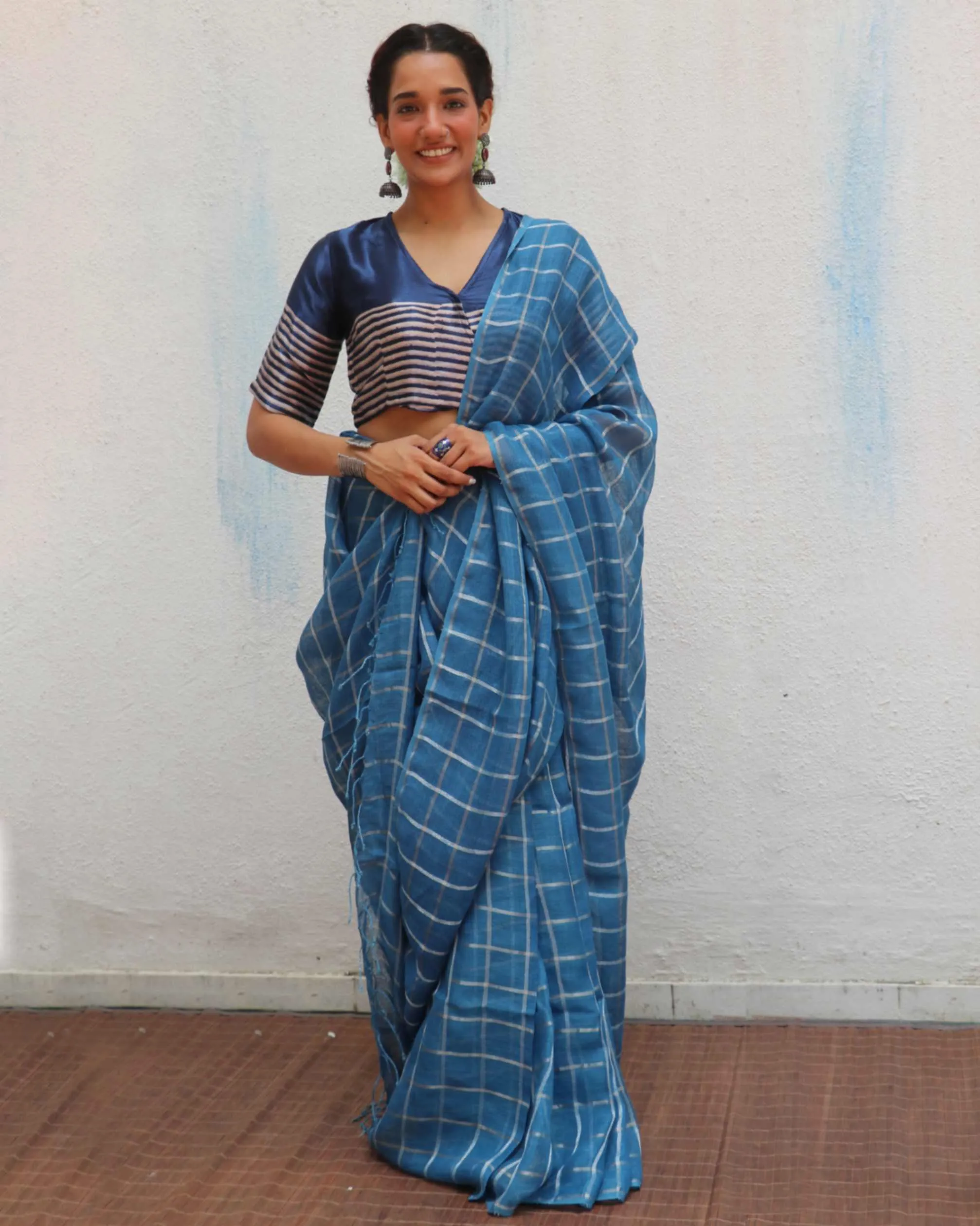Meen Handwoven Linen Zari Saree - Jheel