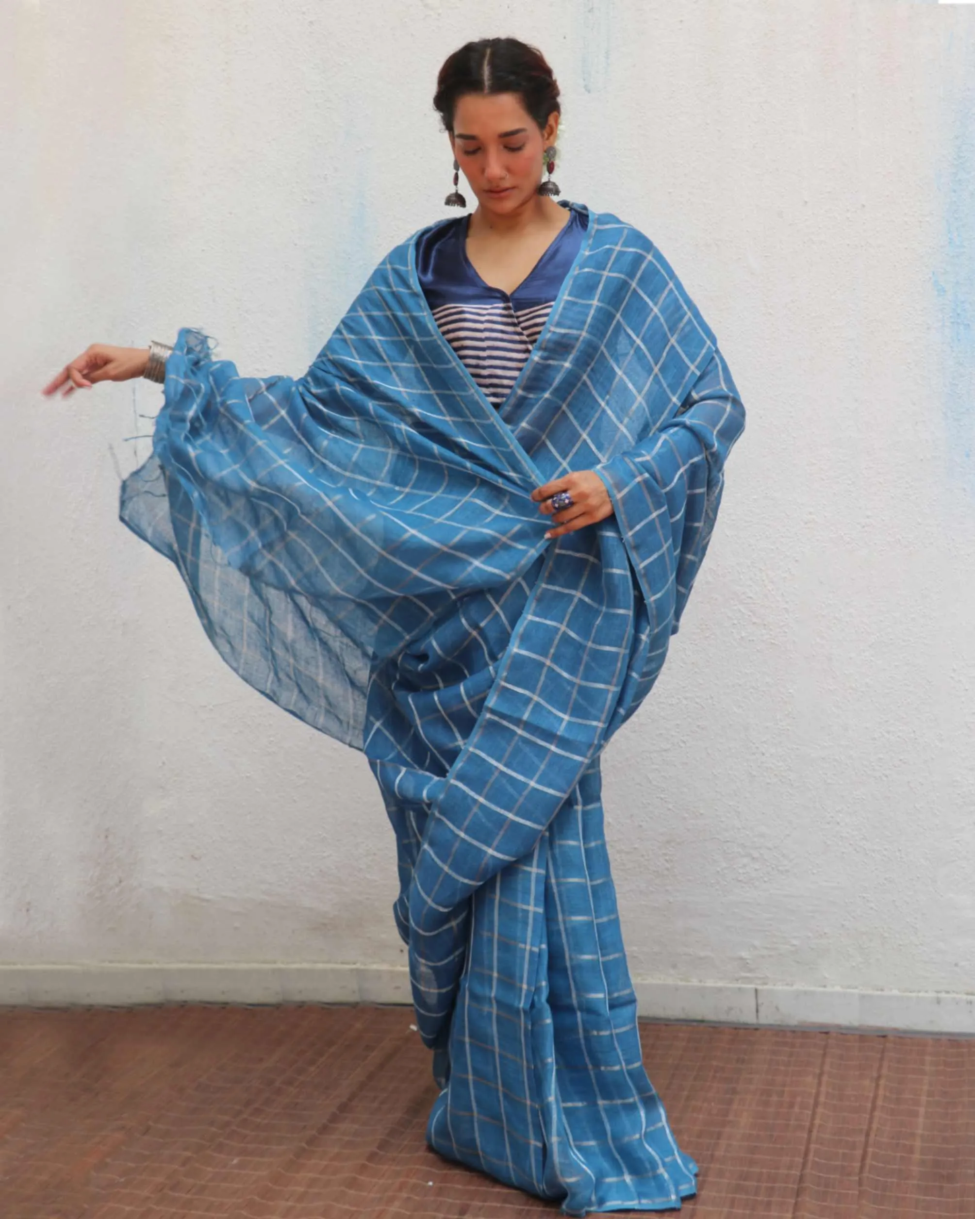 Meen Handwoven Linen Zari Saree - Jheel