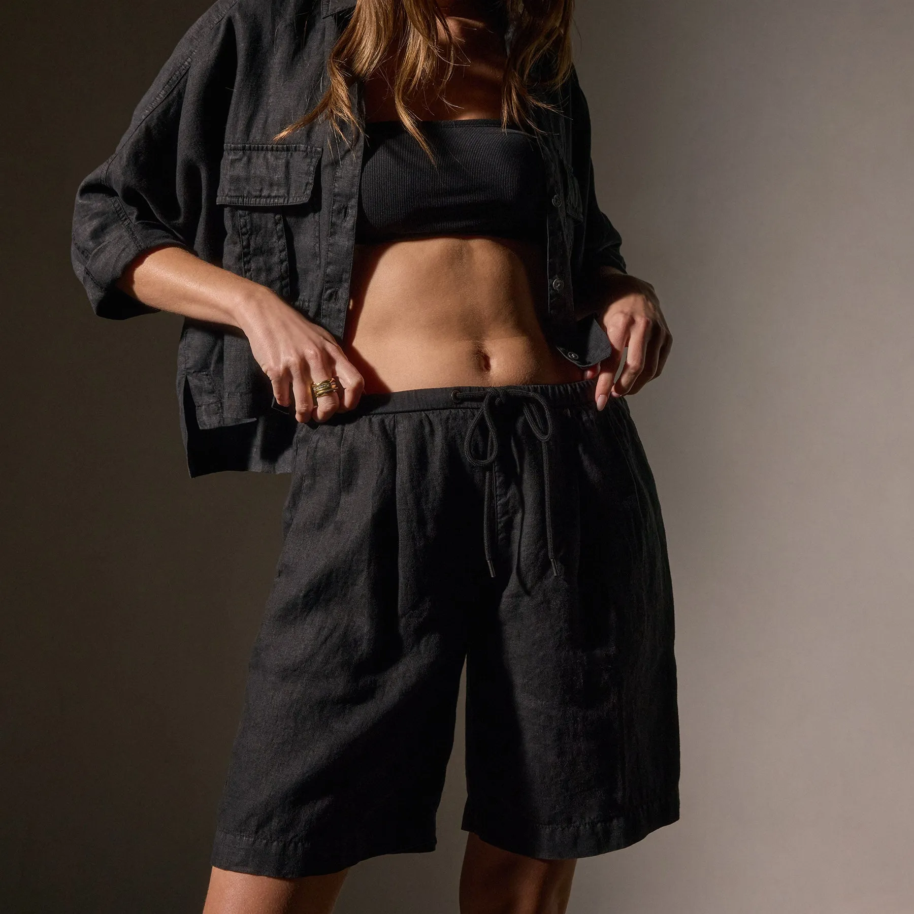 Pleated Linen Bermuda Short - Black