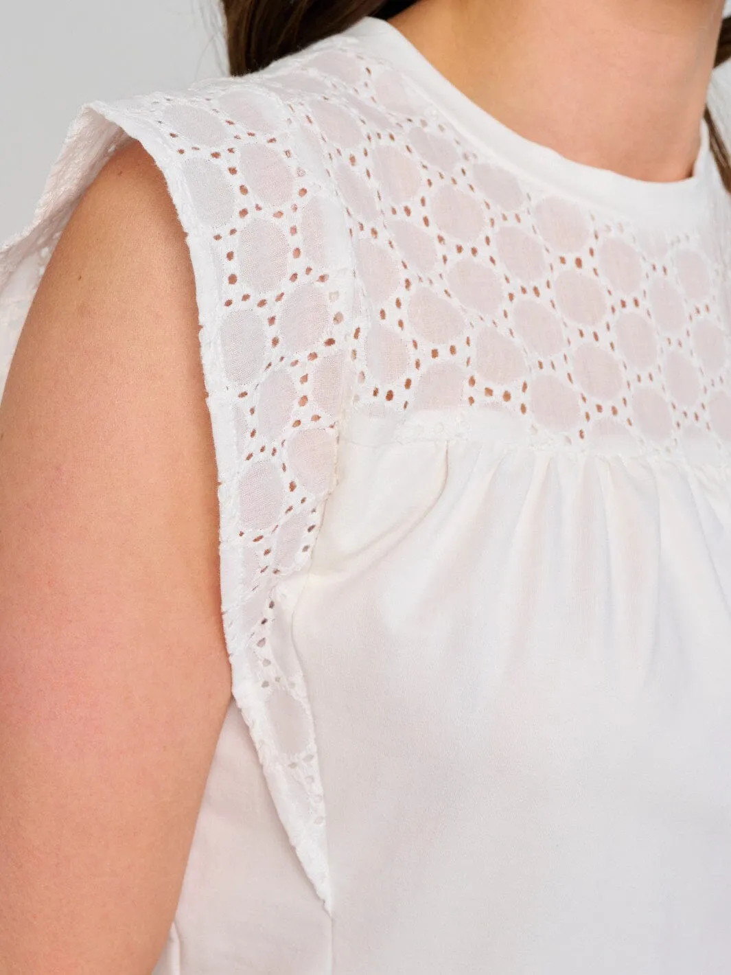 WOMEN'S SLEEVELESS EYELET TOP